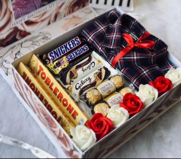 Calligraphy
Engagement and chocolate hampers
Wedding frames
Birthday frames and gifts
