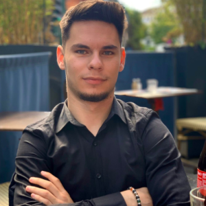 Alexandru Păun-Freelancer in Roșu,Romanian