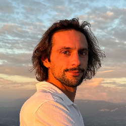 Nicholas Archer-Freelancer in București,Romanian